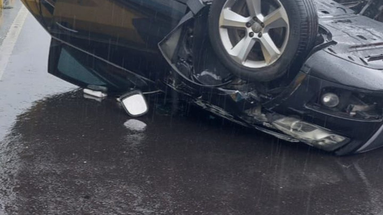 Hujan Sedari Pagi, Mobil Audi Hitam Terbalik di JLNT Antasari