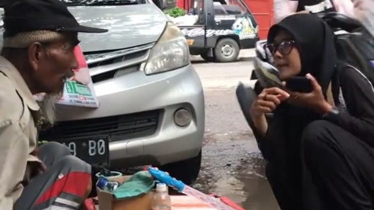 Kisah Haru Mbah Salam, Penjual Mainan yang Setiap Hari Tidur Beralaskan Kardus di Emperan Toko