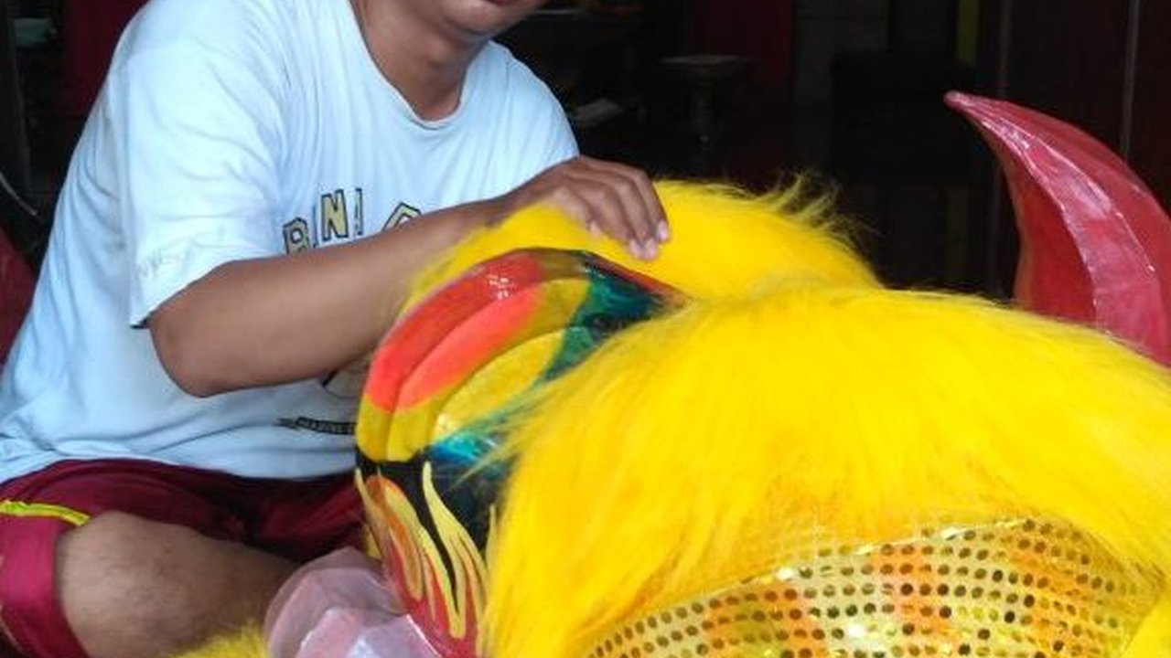 Konsisten Jaga Warisan Leluhur, Begini Kisah Julius Setiawan Satu-satunya Perajin Barongsai di Sidoarjo