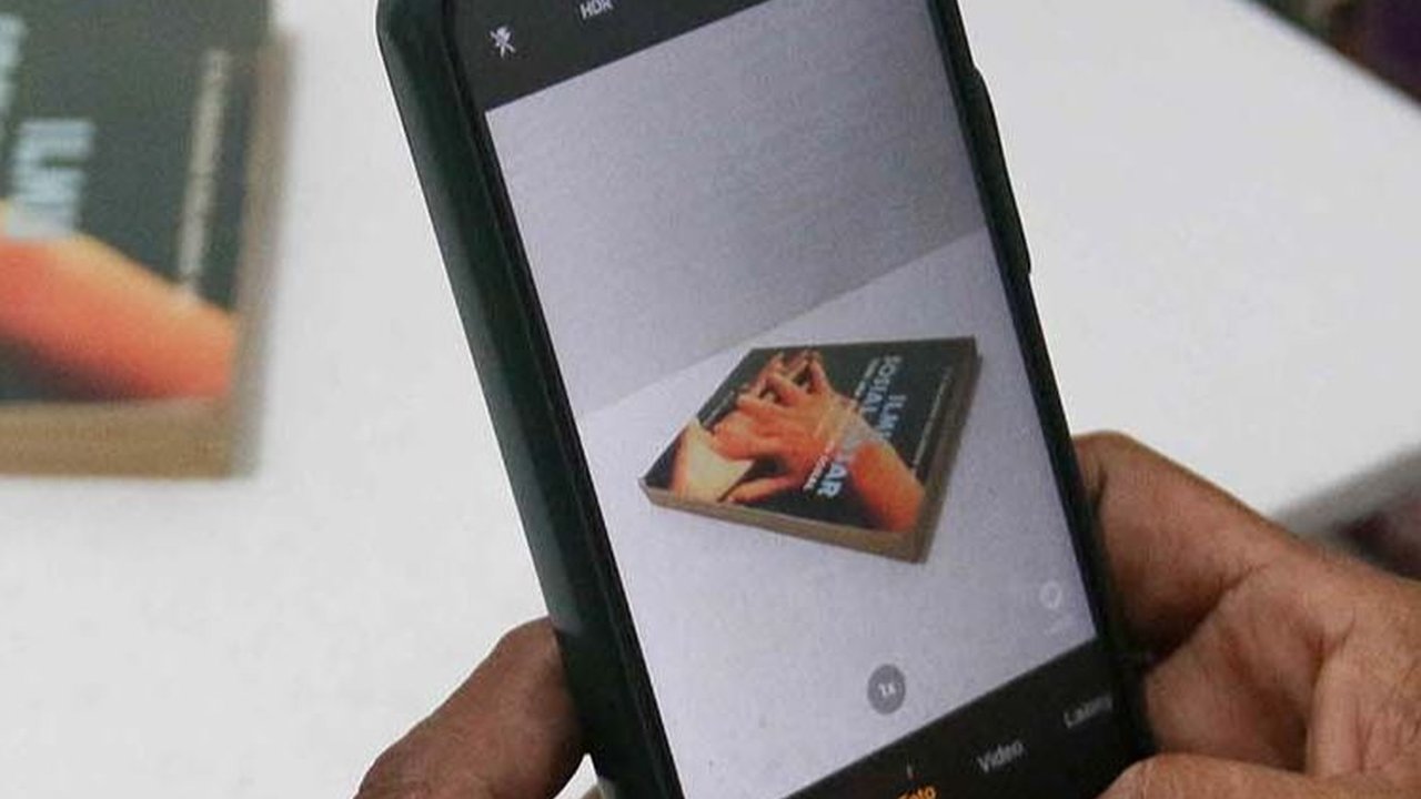 FOTO: Pengunjung Sepi, Pedagang Buku di Pasar Kenari Berjualan Secara Online