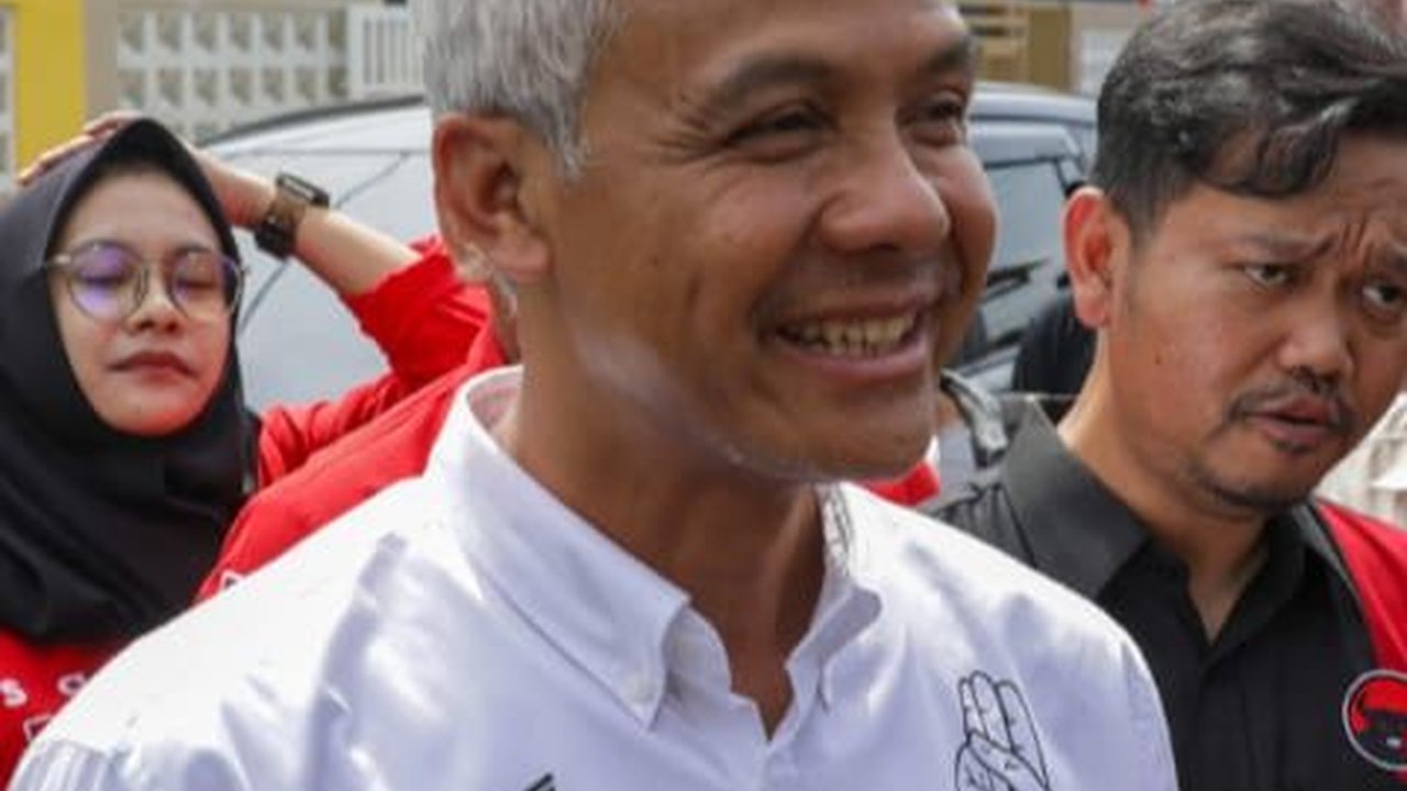 Ganjar soal Salam 4 Jari: Enggak Ada Bergabung, Pemilihan Saja Belum