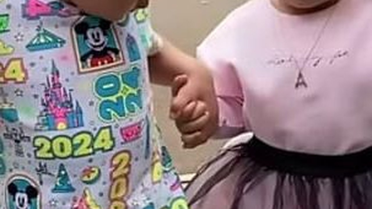 Potret Cantik Ameena Pakai Kacamata Hitam Kunjungi Rumah Rayyanza, Pas Ketemu Langsung Pegangan Tangan