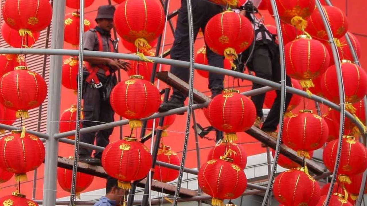FOTO: Persiapan Menyambut Tahun Naga Kayu, Glodok Mulai Mempercantik Kawasan dengan Hiasan Khas Imlek