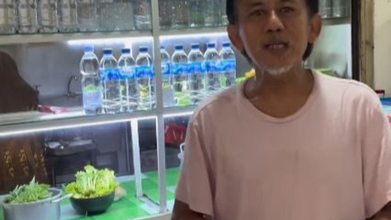 Banting Setir, 8 Foto Epy Kusnandar Yang Tak Malu Berjualan di Warung Makan Demi Bayar Utang