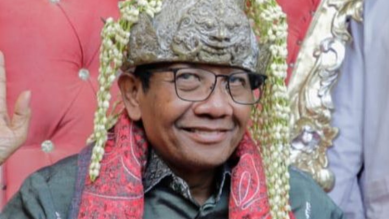 Momen Mahfud MD Kunjungi Padepokan Anti Galau di Cirebon