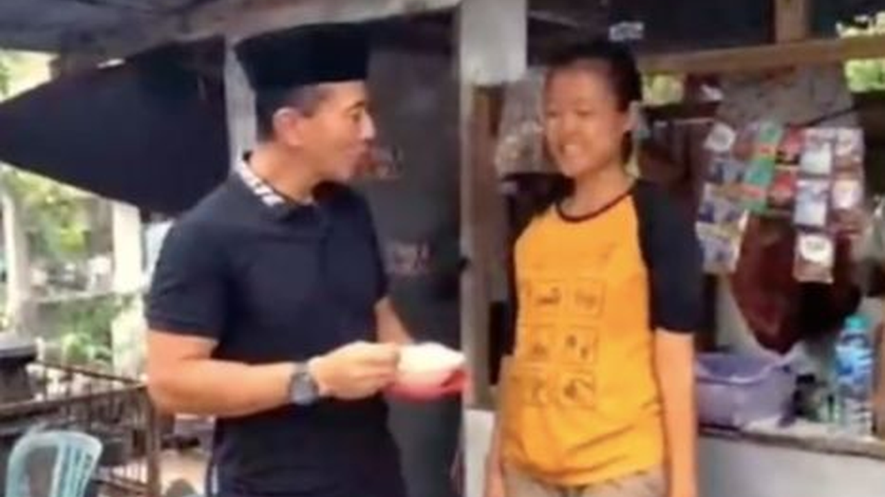 ⁠Momen Mayjen TNI Makan Mi Instan di Warung Pinggir Kuburan, Pedagang Terkejut 'Terima Kasih Pak Jenderal'