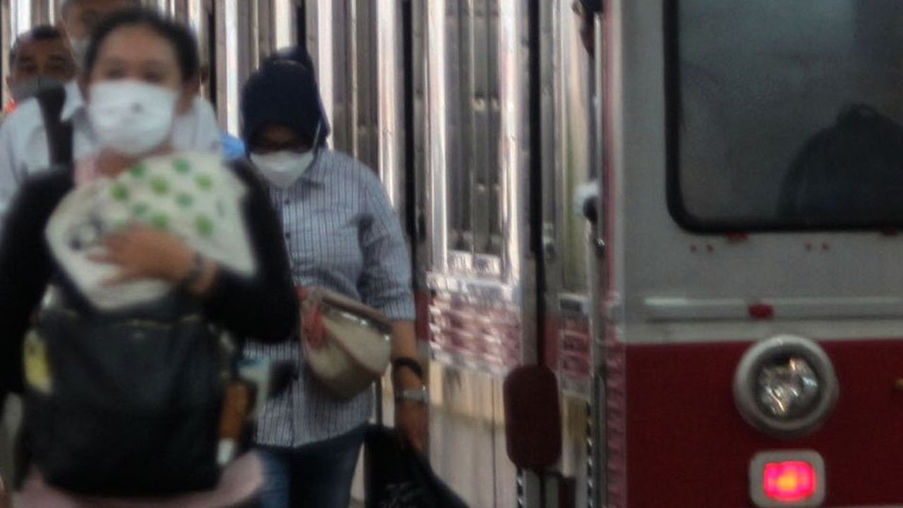 Viral Buang Kasur Spring Bed di Jalur KRL, Pelaku Terancam Didenda Rp15 Juta