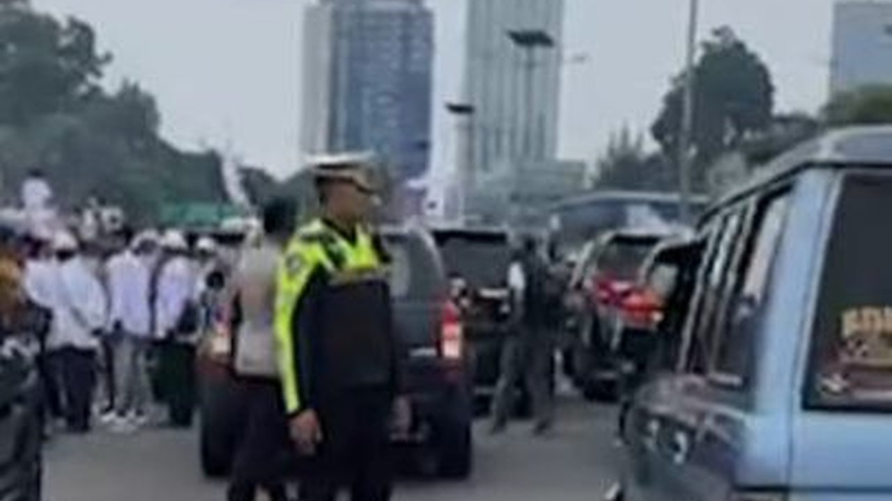 Demo Kepala Desa Depan Gedung DPR Ricuh, Jalan Gatot Subroto dan Tol Dalam Kota Lumpuh