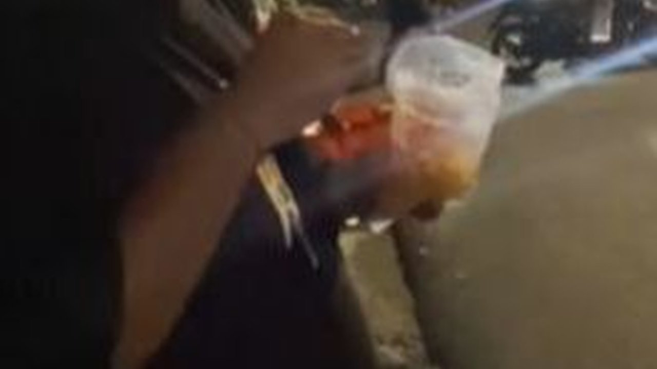 Hanya di Indonesia, Pria Ini Asyik Makan Sambil Lihat Tawuran di Pinggir Jalan, 'Emang Seru Nih di Sini'