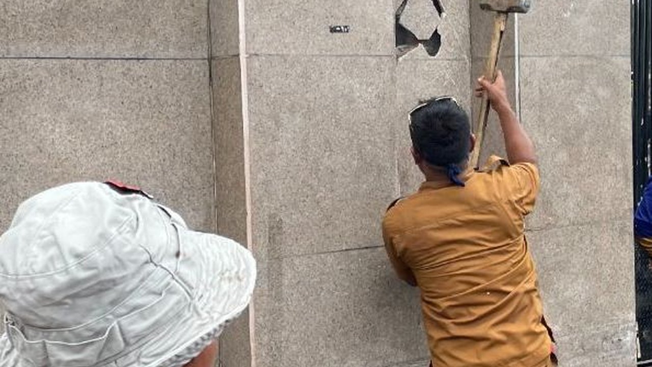 Demo Apdesi di DPR Memanas, Massa Rusak Pagar sampai Lempari Polisi Pakai Batu