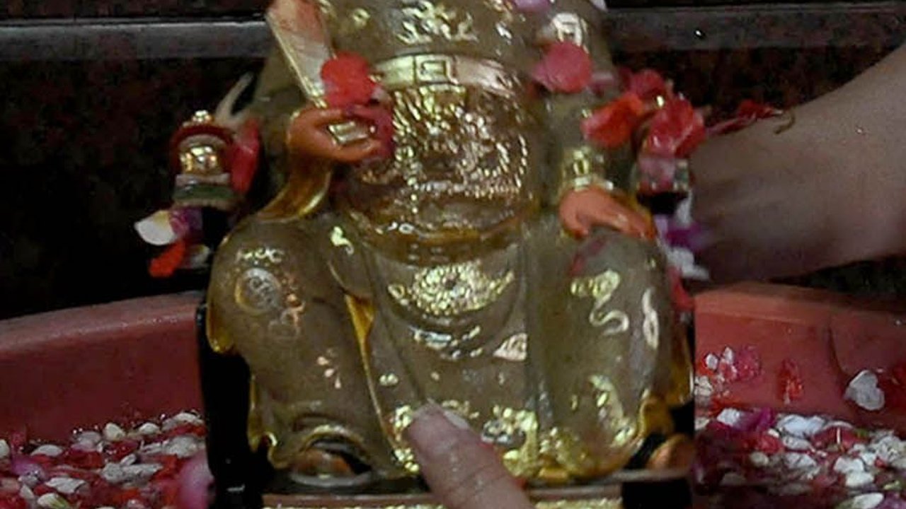 FOTO: Mengintip Ritual Memandikan Patung Dewa di Wihara Bahtera Bhakti Ancol