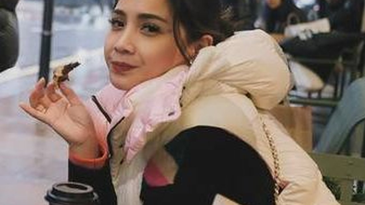 Kelas Banget Bareng Azizah Salsha, 8 Foto Nagita Slavina Saat Ngopi di London