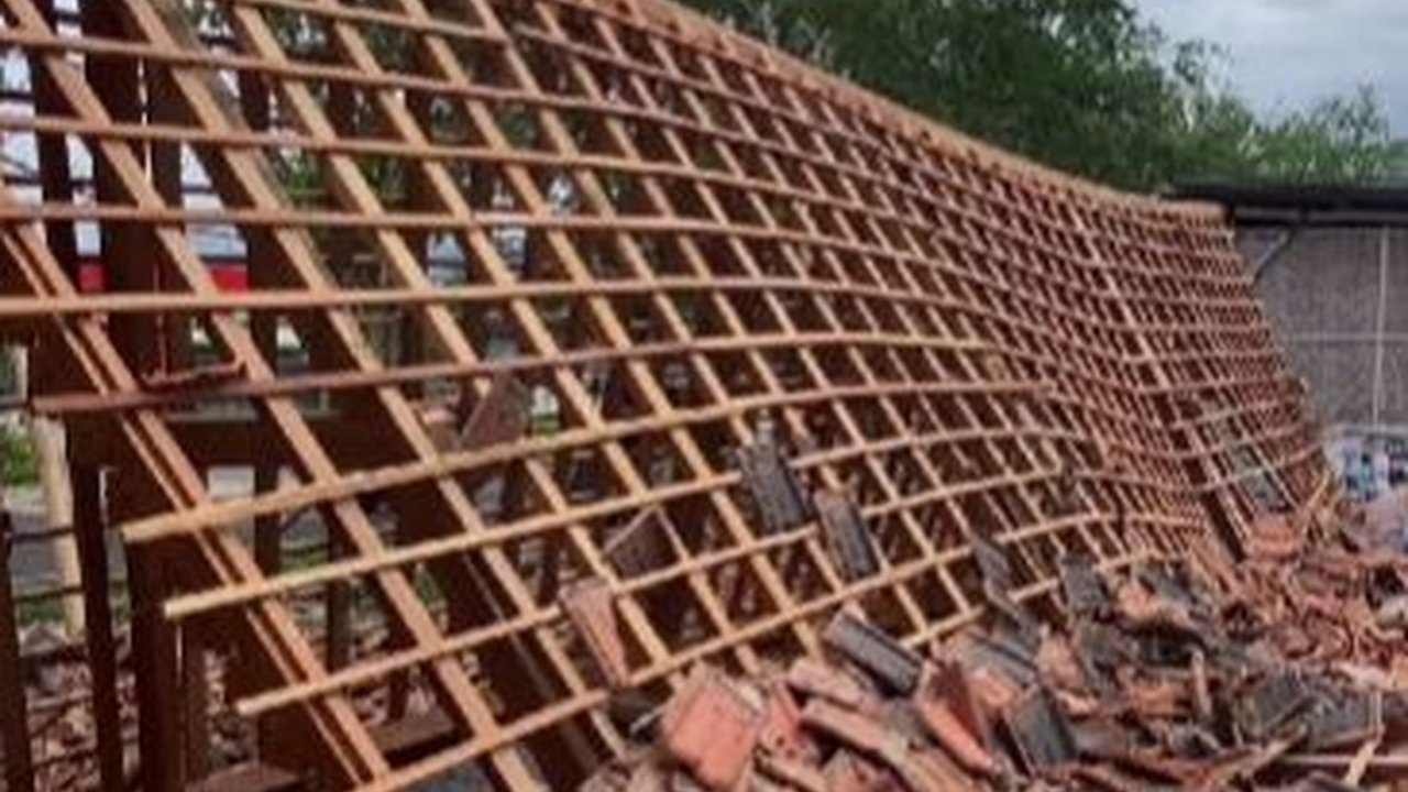 Bikin Merinding, Begini Detik-Detik Angin Kencang Terjang Gunungkidul dan Bikin Bangunan Ambruk