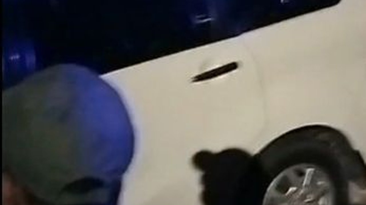 Viral Dani & Wisnu 'Ngumpet' di Dalam Mobil Dikepung Warga Usai Ancam Sopir Pakai Senjata, Netizen: Kasih Jera Itu Begal