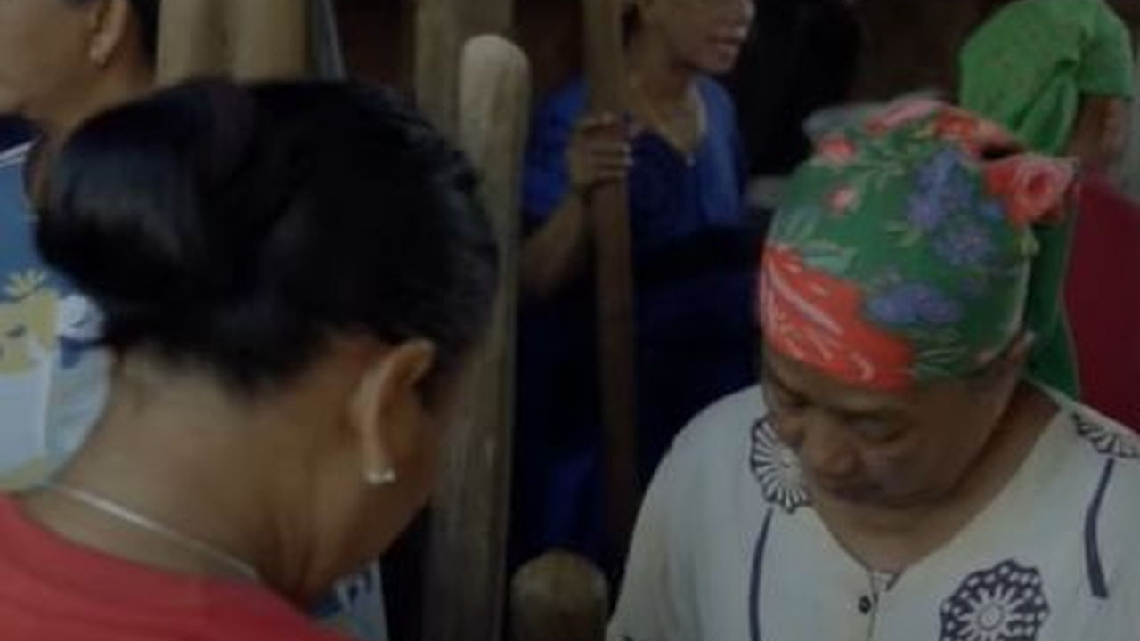 Hasilkan Empat Nada, Begini Uniknya Tradisi Menumbuk Padi oleh Ibu-ibu di Kampung Urug Bogor