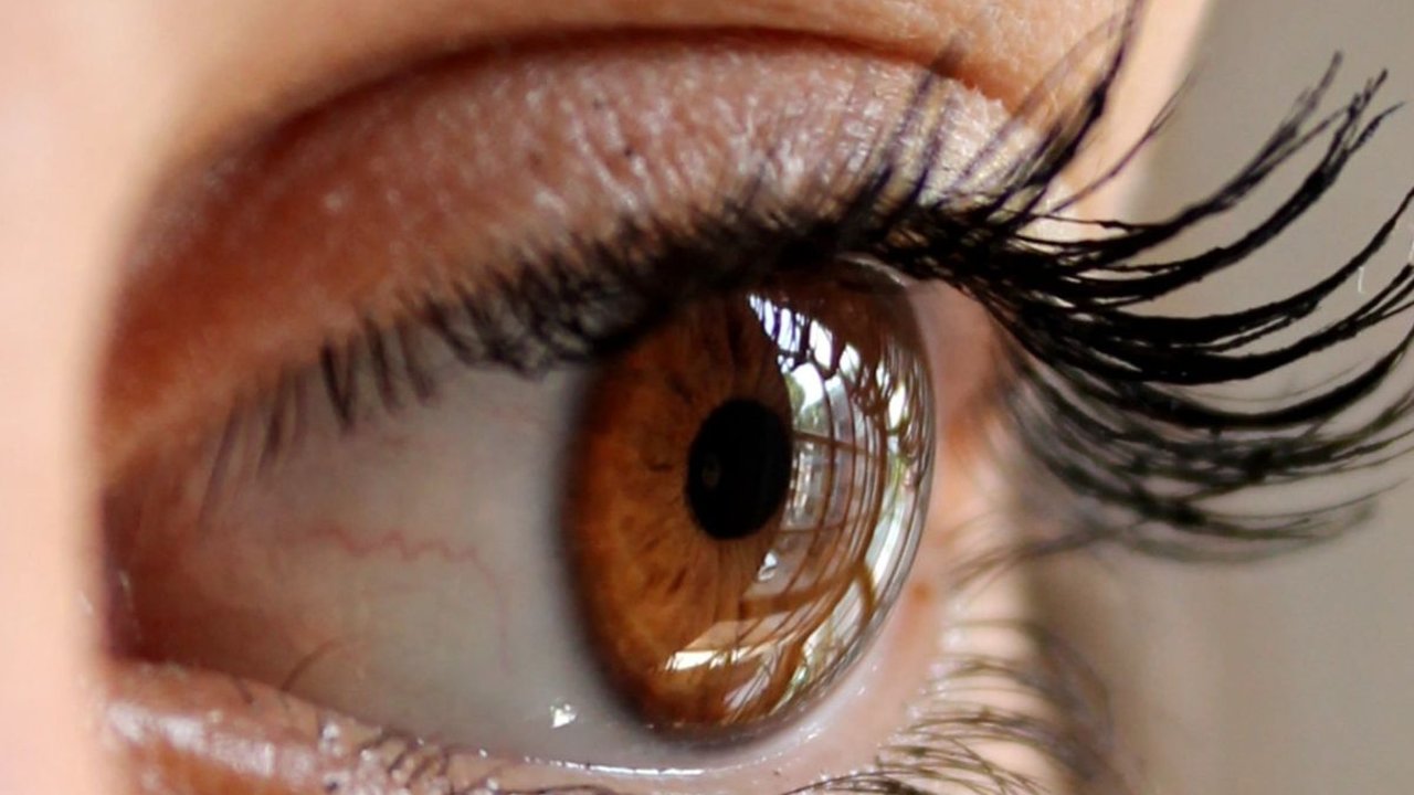 Arti Mata Kedutan Sebelah Kiri Atas, Petanda Baik atau Buruk?