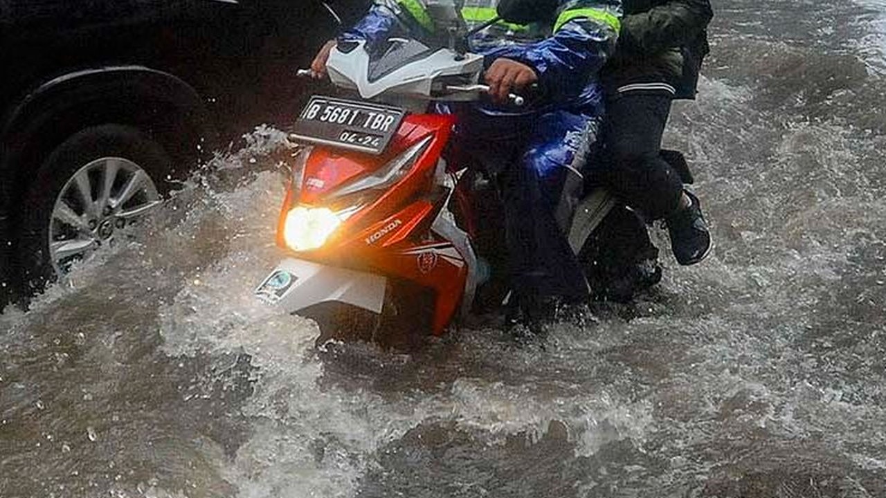 FOTO: Penampakan Banjir Rendam Jalan Kemang Raya, Lalu Lintas Tersendat