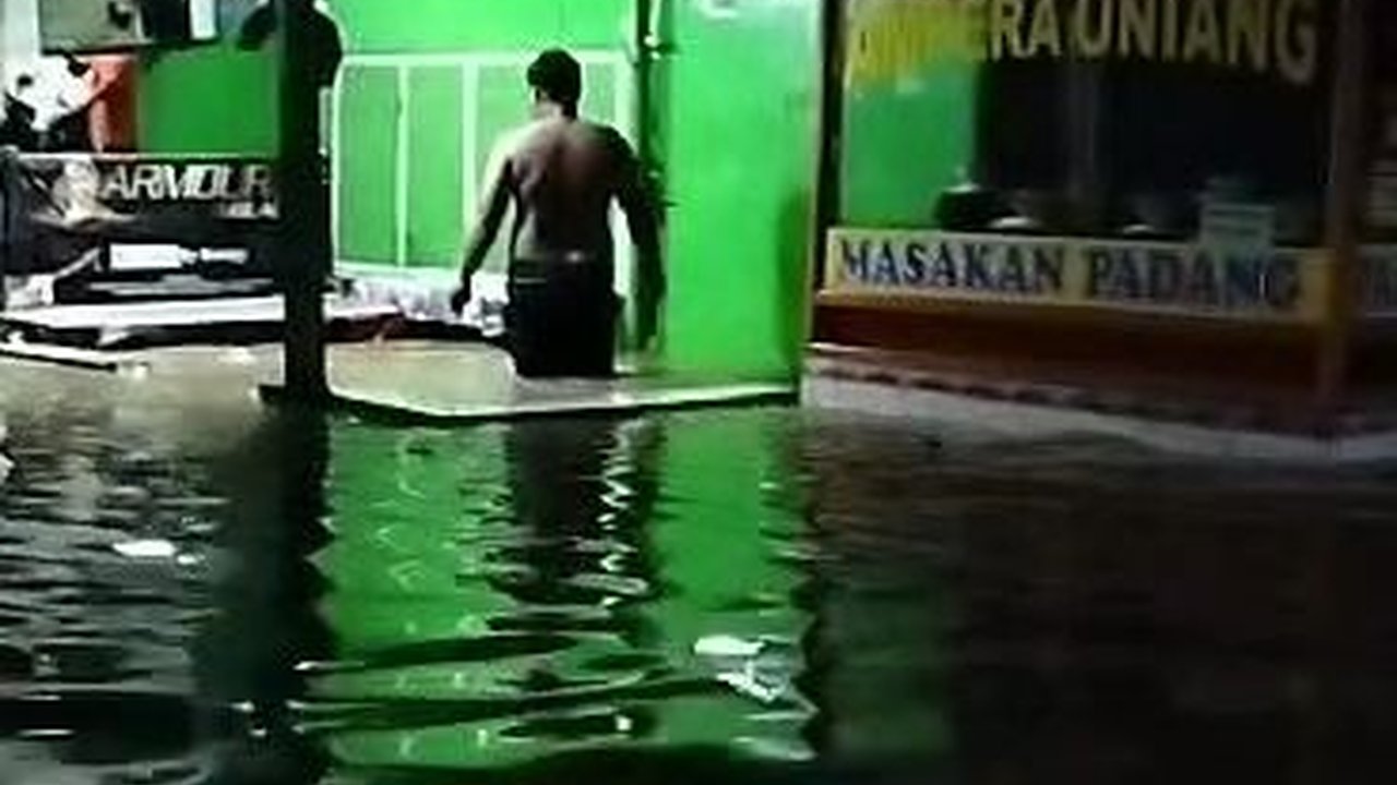 Bekasi Diguyur Hujan Deras sejak Siang, Tanggul Kali Cilemahabang Jebol 20 Meter