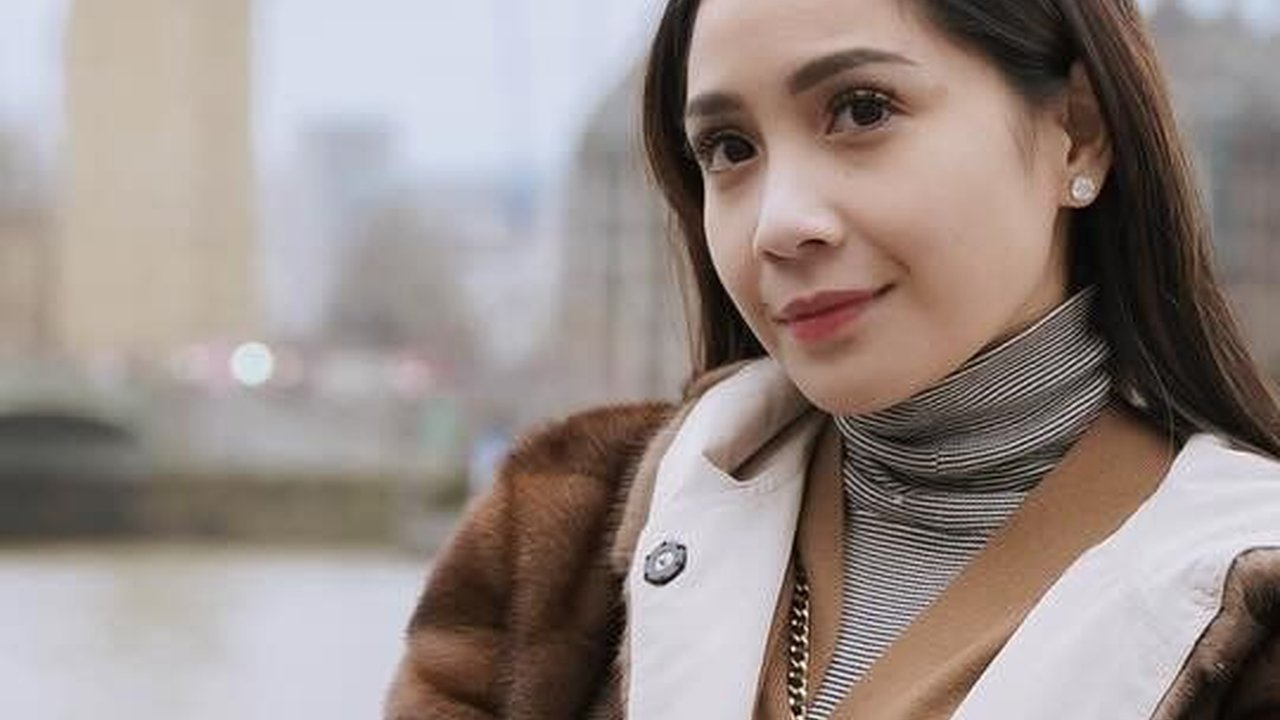 8 Gaya Nagita Slavina saat Liburan di Inggris, Netizen 'Anak Gadis Mau Kuliah Lagi'