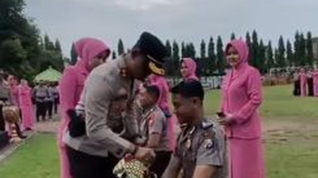 Bintara Polisi Masih Bujangan saat Kenaikan Pangkat, Komandan Langsung Siram Air 'Ben Laku'