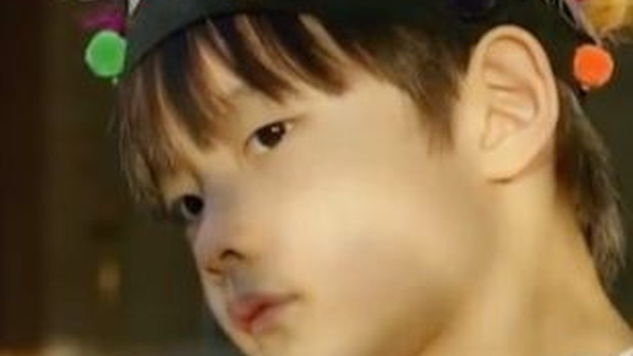 Beberapa Potret Mengharukan Aktor Cilik Jeong Hyun Jun Berpidato Kenang Lee Sun Kyun, Anggap Ayah Sendiri