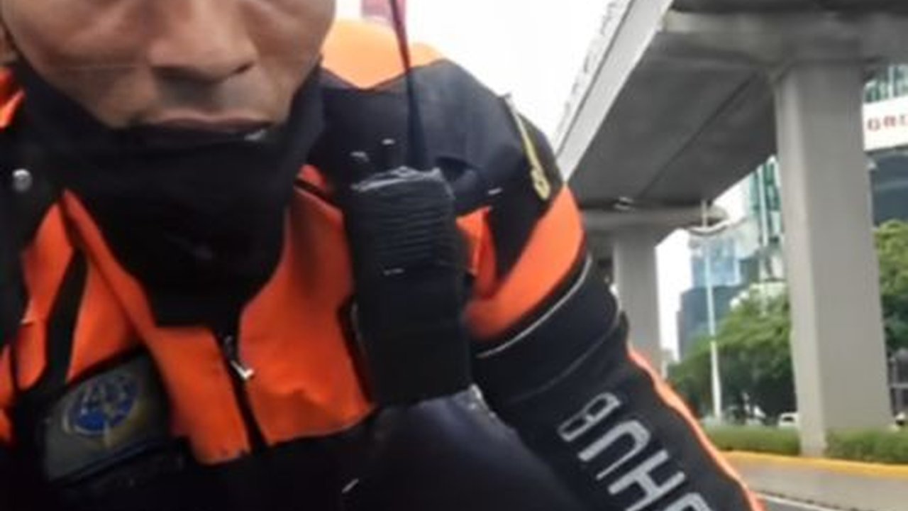VIDEO: VIRAL! Petugas Dishub DKI 'Nemplok' di Kap Mobil, Ini Kronologi Versi Kadishub