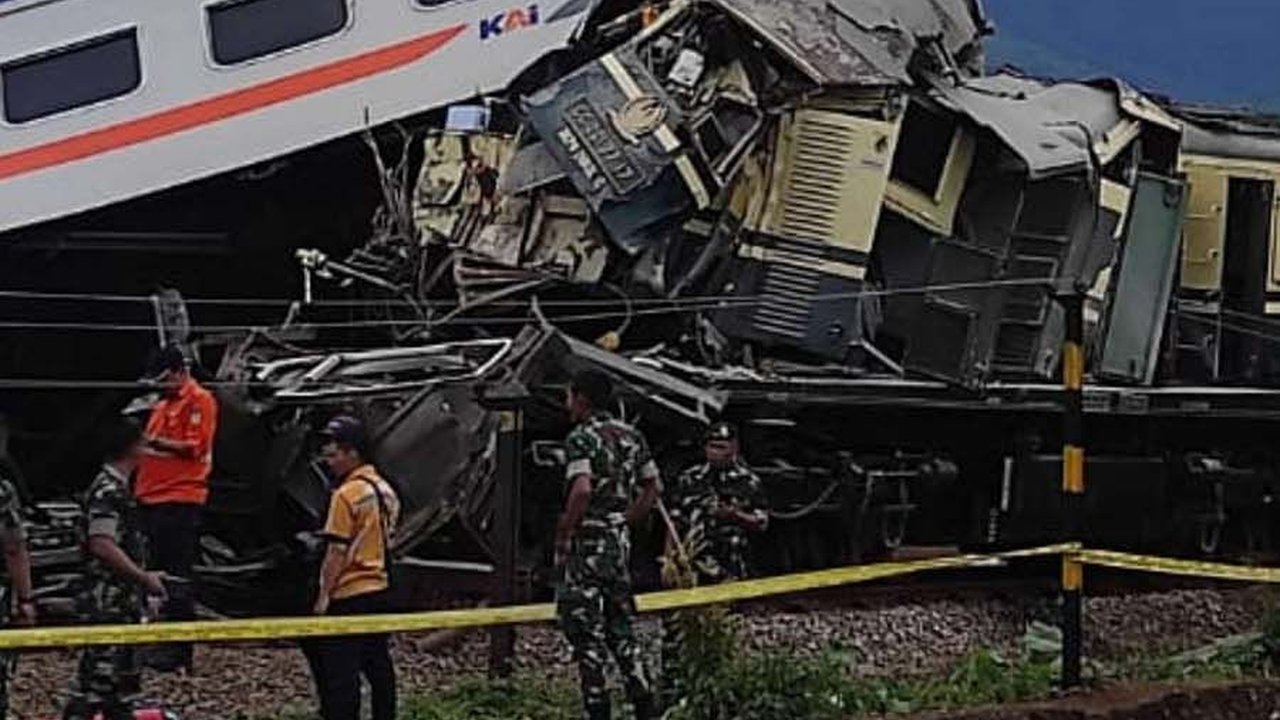 FOTO: Begini Kondisi KA Turangga dan KA Bandung Raya Usai Tabrakan Maut di Cicalengka Bandung