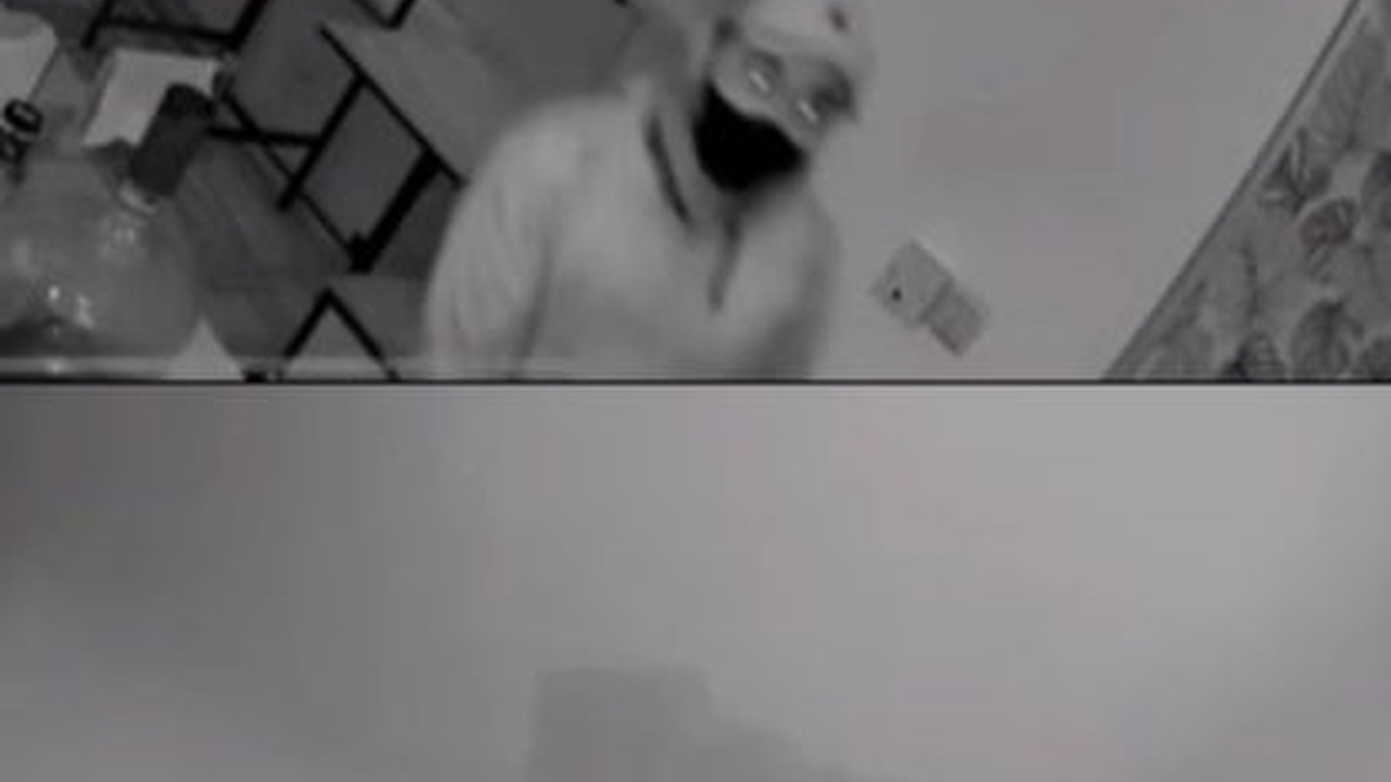 Viral Aksi Pria Tutupi CCTV Sebelum Lakukan Pencurian, Sejumlah Barang Raib