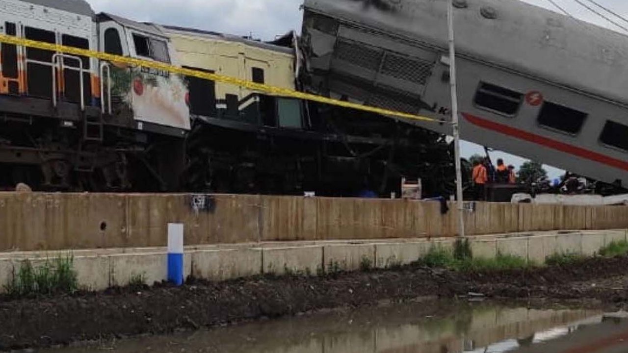 Detik-Detik Mengerikan KA Lokal vs KA Turangga Bertubrukan Kencang di Cicalengka
