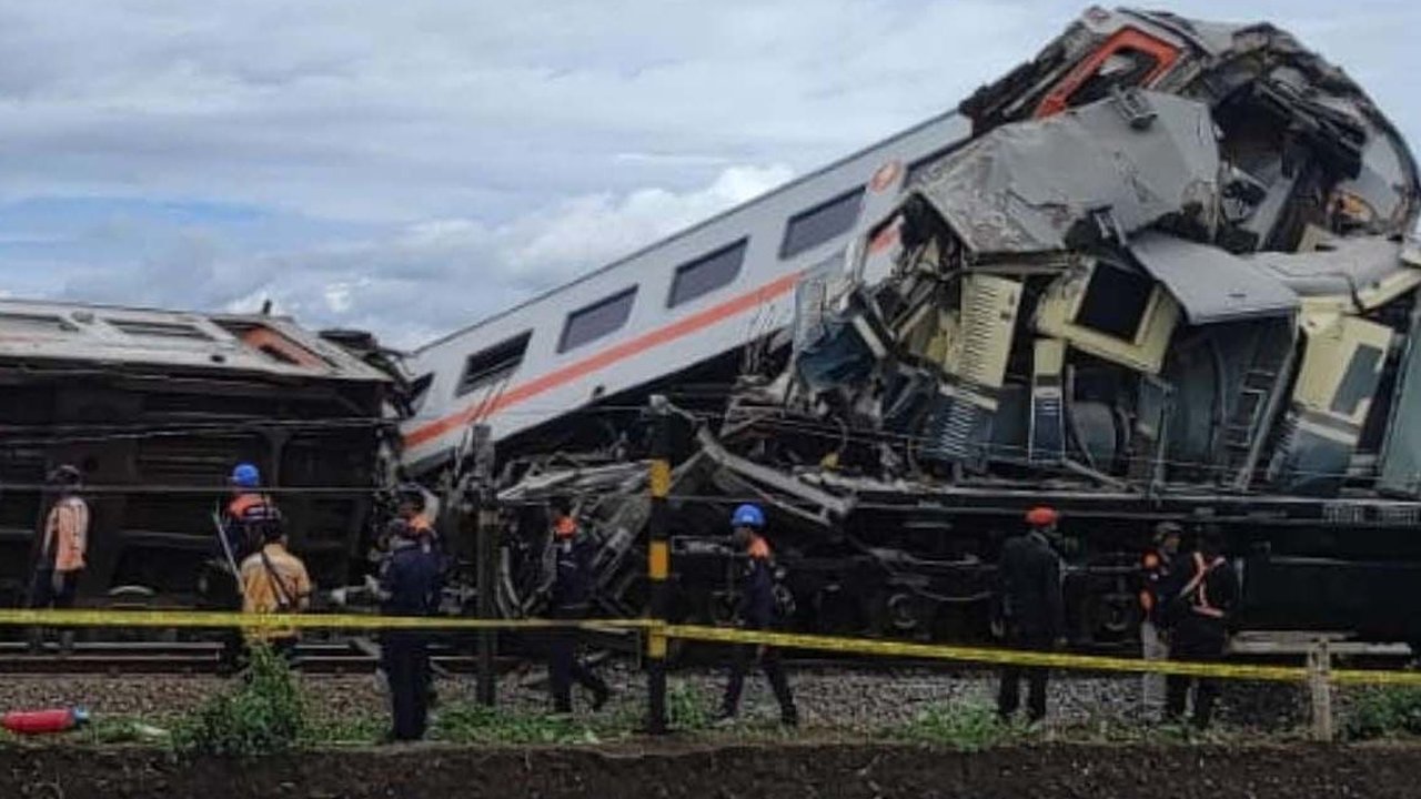 Doa Warganet untuk Korban Tabrakan KA Turangga dan Bandung Raya Mengalir
