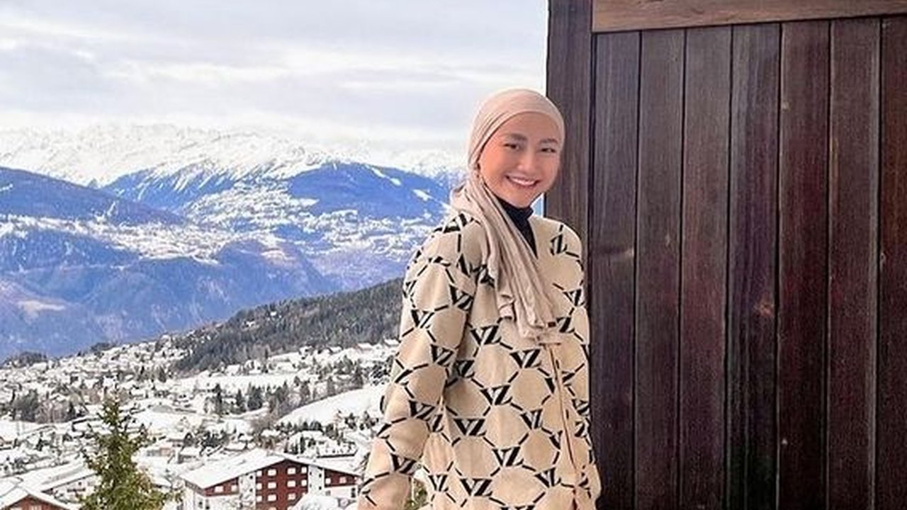 8 Foto Ayuma Maulida Saat Main Salju Bersama Suami dan keluarga