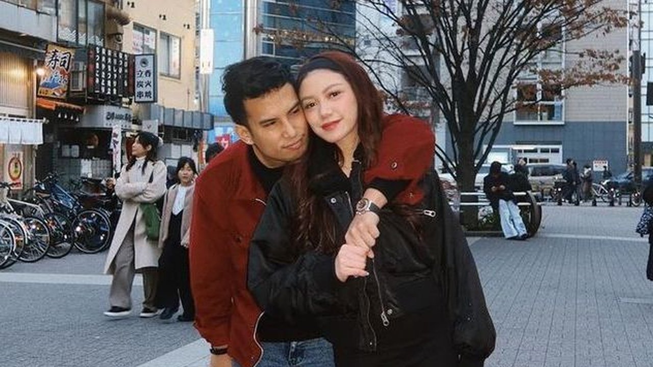 Sering Umbar Kemesraan, 8 Foto Okin Saat Ajak Sang Pacar Liburan ke Jepang