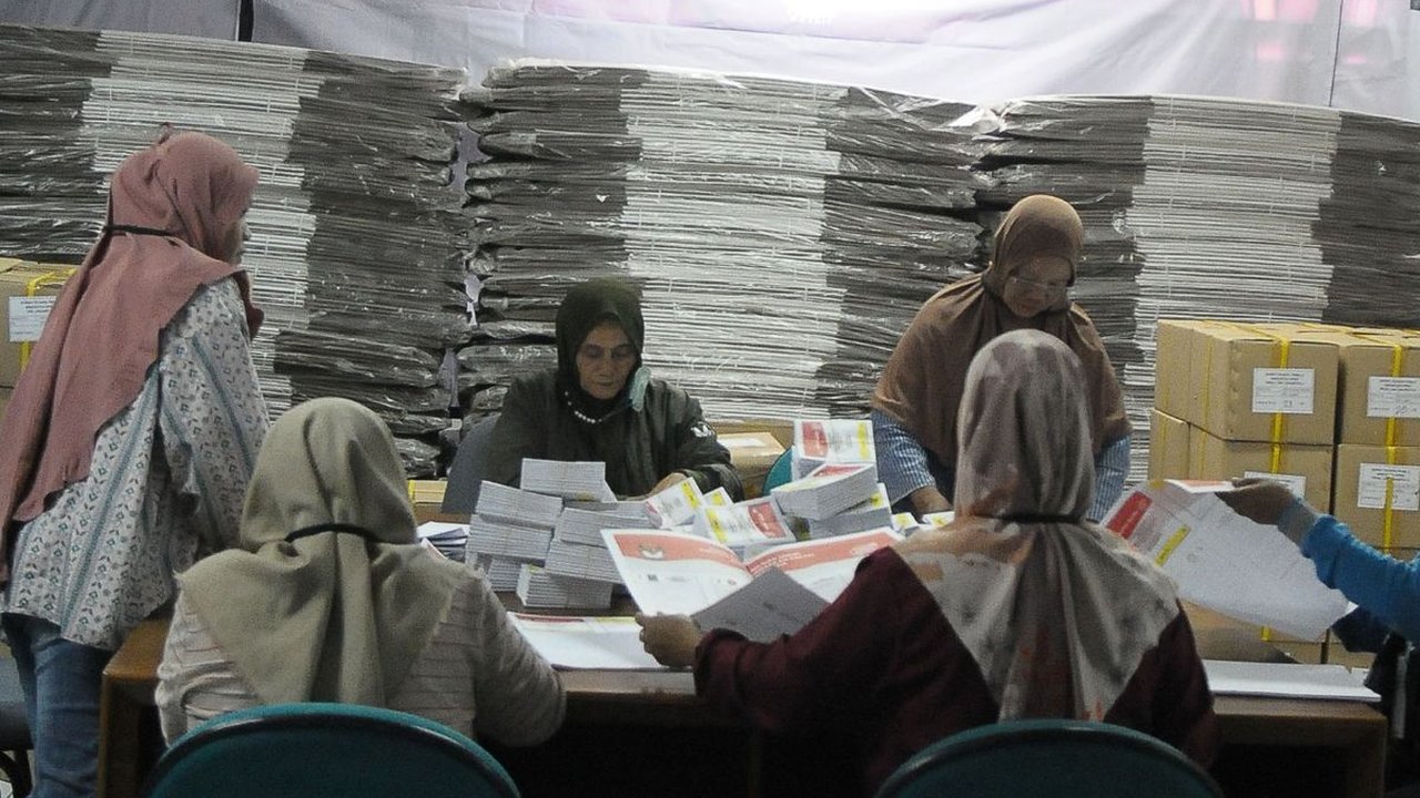 FOTO: Segini Bayaran Pekerja yang Sortir dan Lipat Surat Suara Pemilu 2024