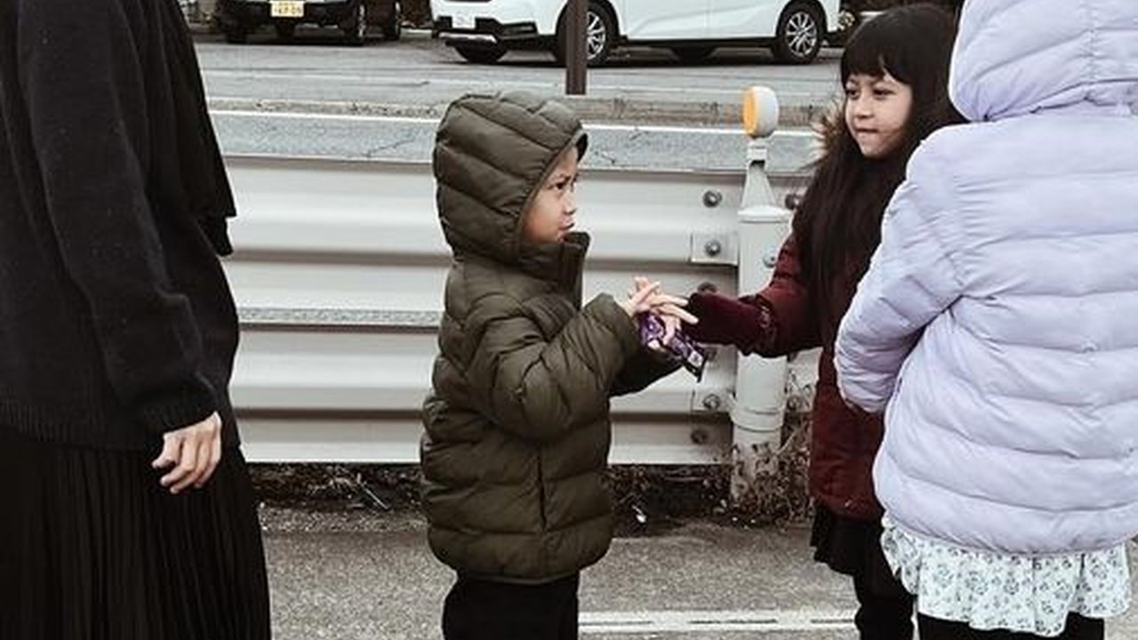 Potret Kompak Natasha Rizky dan Desta Bersama Anak-anak Liburan di Jepang, Asyik Banget Main Salju