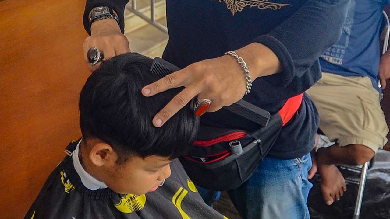FOTO: Komunitas Barberkah, Menebarkan Kebaikan Melalui Cukur Gratis untuk Warga Kurang Mampu