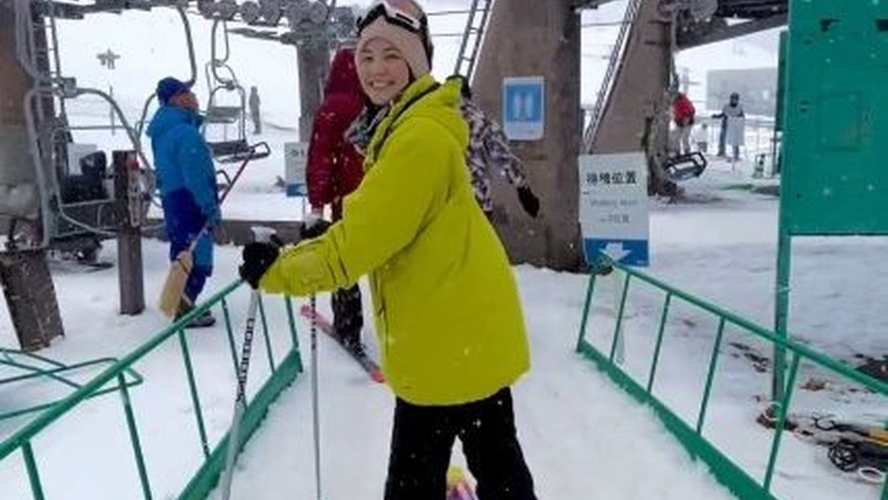 Potret Keseruan Natasha Rizky Main Ski di Jepang, Bicara soal Kunci Kebahagiaan