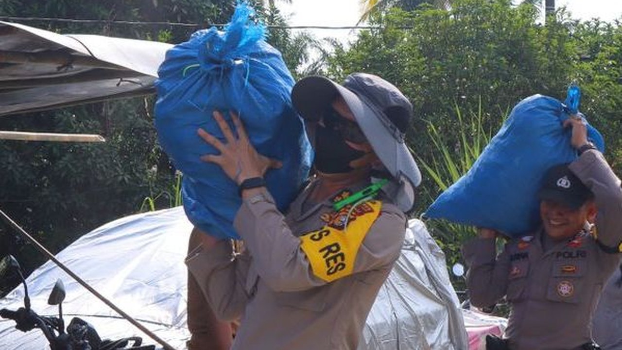 Usai Sosialisasi Pemilu, Kapolres Rohil Angkat Barang Warga Saat Evakuasi Korban Banjir