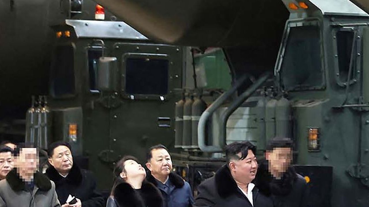 FOTO: Momen Kim Jong-un Ajak Putrinya Tinjau Pabrik Produksi Kendaraan Peluncur Rudal di Lokasi Rahasia