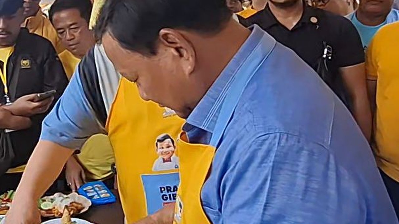 Didampingi Airlangga, Prabowo Masak Nasi Goreng di Stadion Pakansari