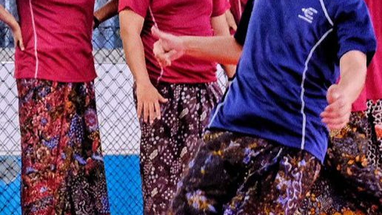 Saat Gibran Main Futsal Bareng Gus se-Jawa, Pakai Sarung dan Jersey 'Samsul'