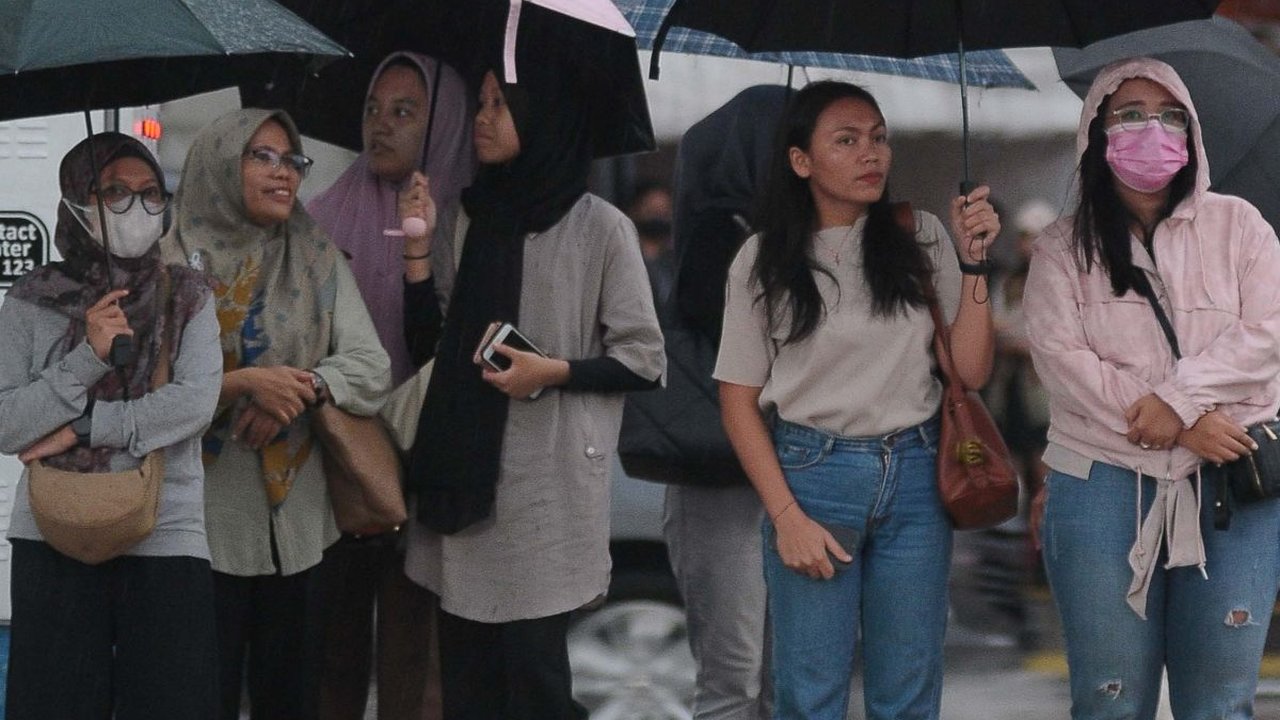 FOTO: Waspada Potensi Hujan Disertai Petir dan Angin Kencang di DKI Jakarta