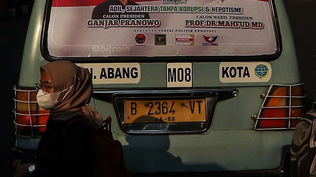FOTO: Meski Dilarang, Angkutan Umum Tetap Jadi Sasaran Pemasangan Alat Kampanye
