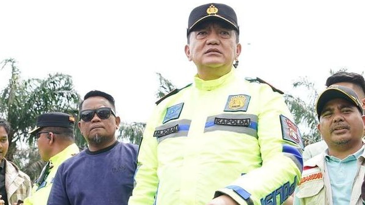 Aksi Jenderal Bintang Dua Nyemplung Banjir-banjiran Atur Lalu Lintas
