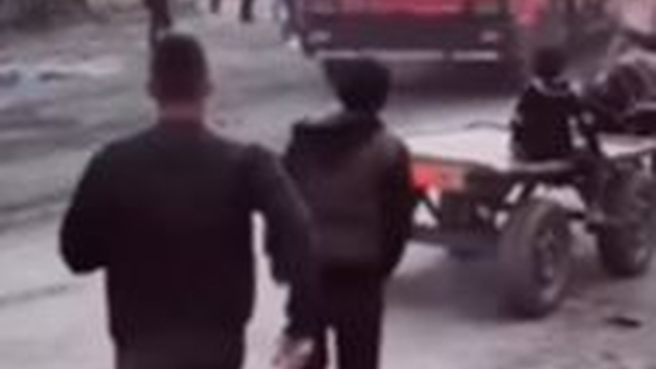 Momen Pilu Warga di Gaza Berebut Bantuan dari Truk Makanan yang Dilarang Berhenti