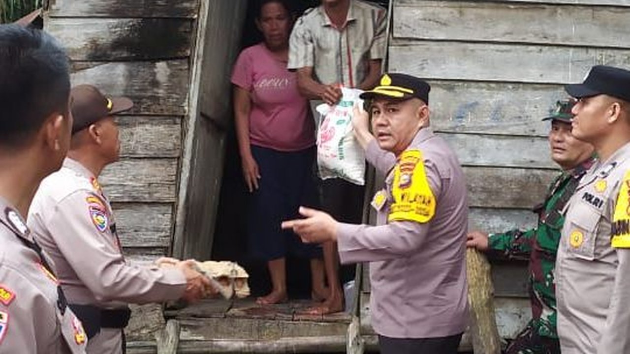 Kapolsek Mandau Basah-basahan Bawa Sembako ke Lokasi Banjir