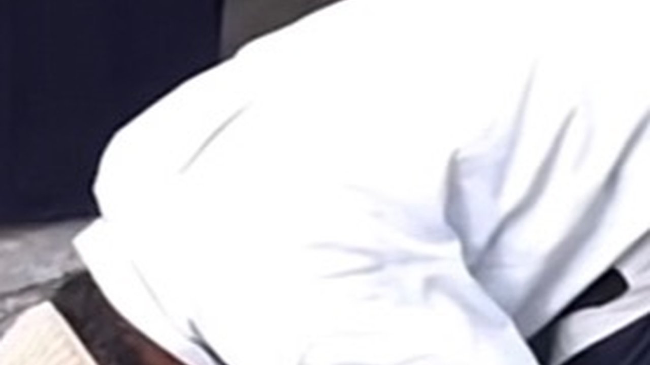 Viral Ibu-Ibu di Makassar Beri Hadiah Umrah ke Kakek Tukang Parkir yang Rajin Salat, Langsung Sujud Syukur Nangis Haru