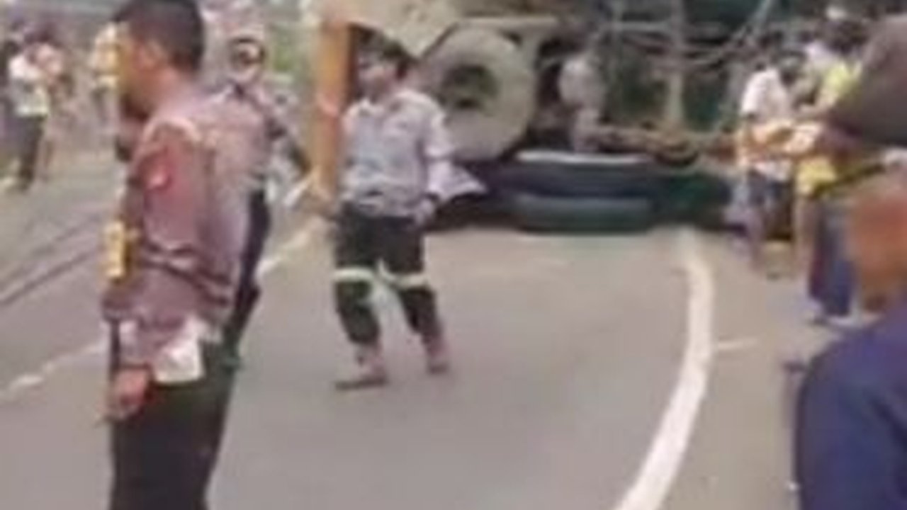 Truk Tronton Hantam Tiang Listrik di Leuwisadeng Bogor, Tewaskan Tiga Orang