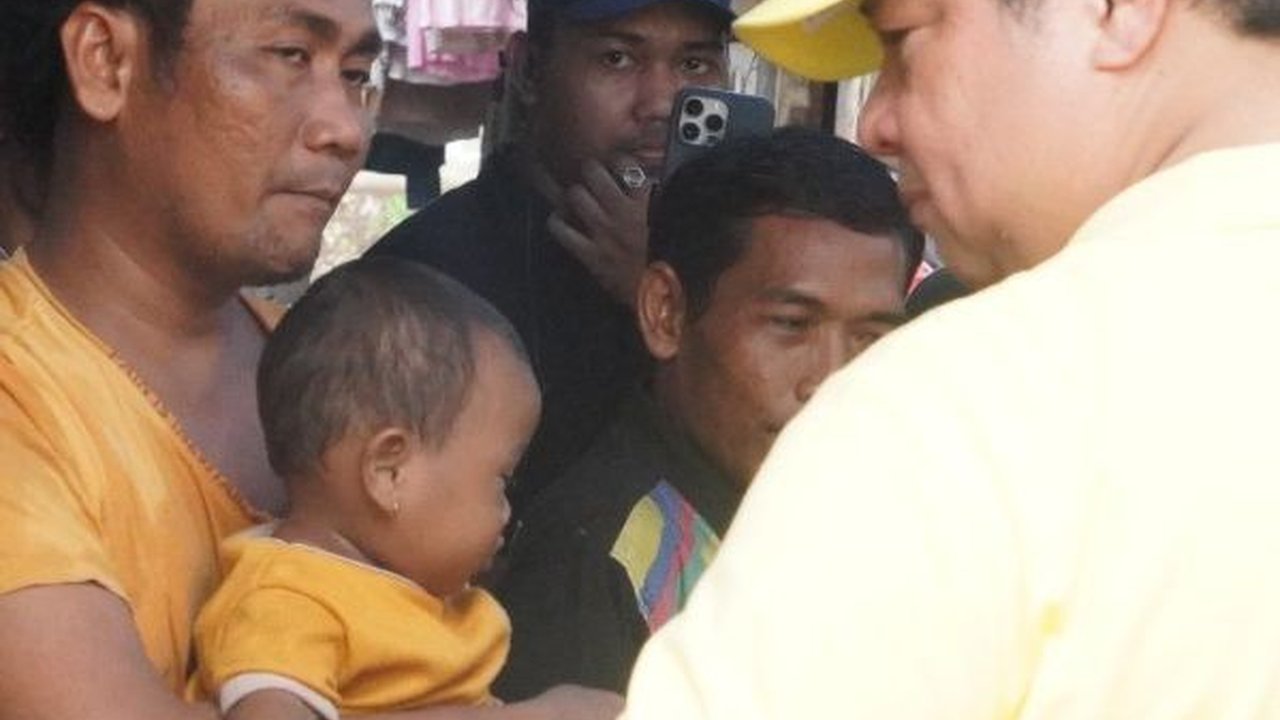 Blusukan ke Pemukiman Padat Cengkareng, Airlangga Cek Penerimaan Bansos Warga