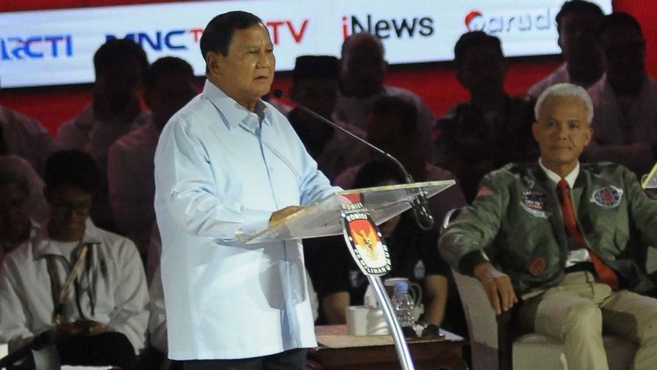 Debat Pilpres: Anies Sindir soal Utang Beli Alutsista Bekas, Prabowo Tertawa Sambil Geleng-Geleng Kepala