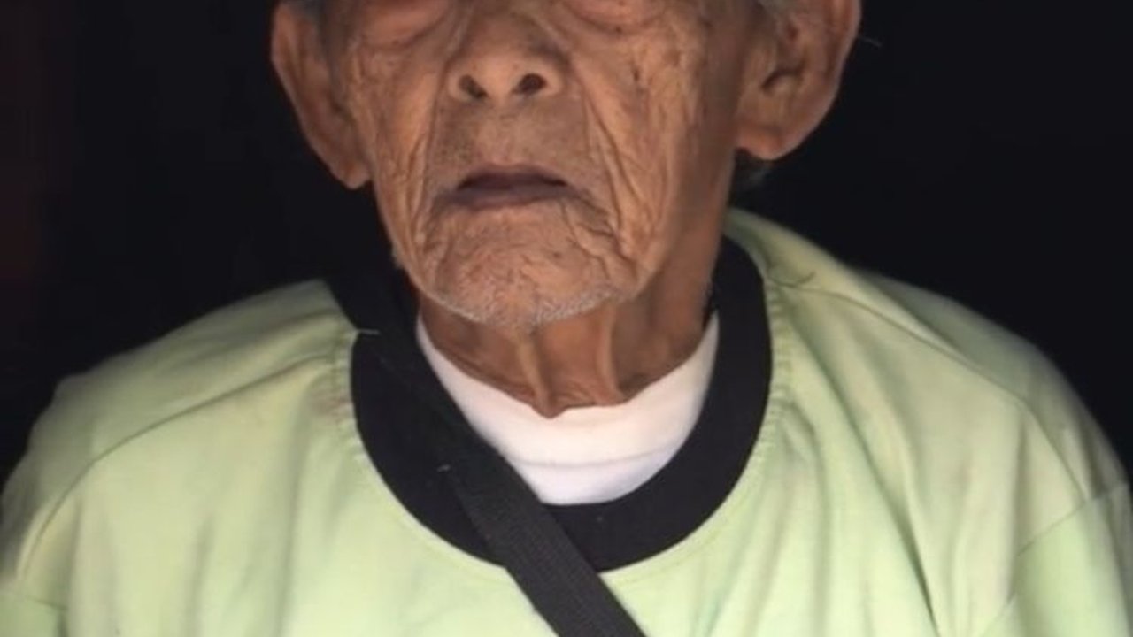 Kisah Kakek Berusia 110 Tahun Ini Viral, Penghasilan Rp16 Ribu per Hari Hidup Tanpa Listrik selama 20 Tahun